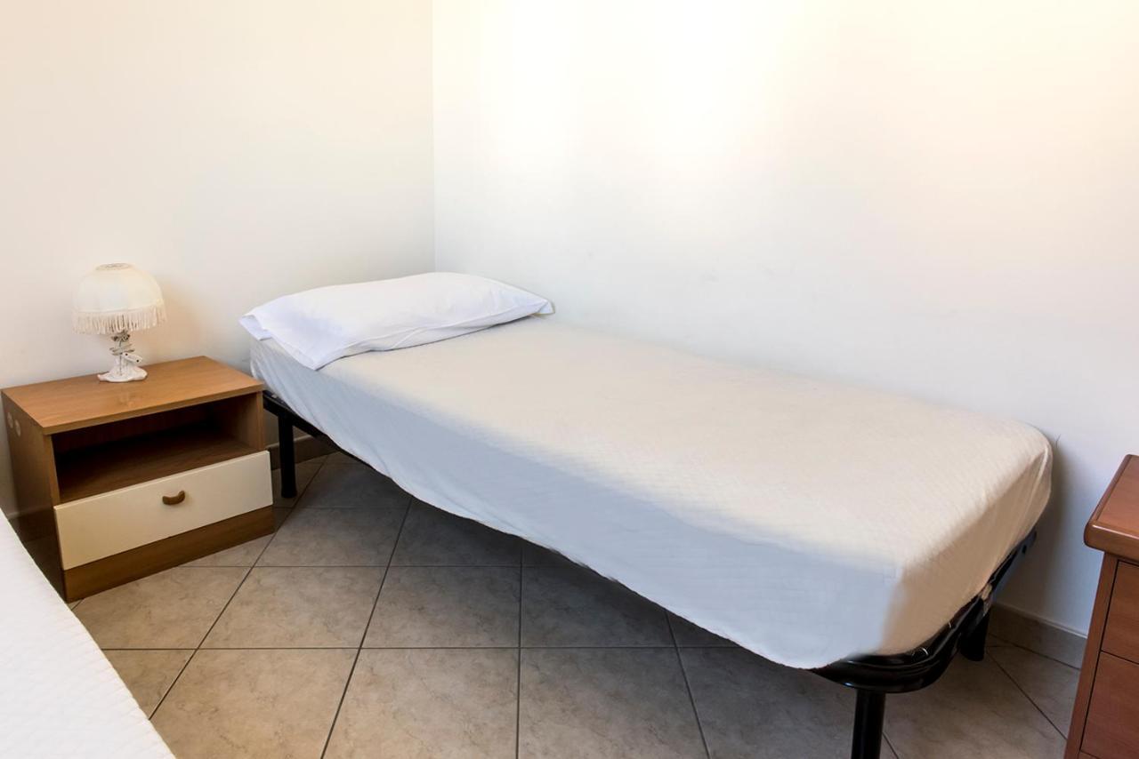 S130 - Sirolo, Deliziosa Villetta Con Terrazzo Luaran gambar