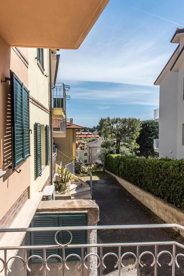 S130 - Sirolo, Deliziosa Villetta Con Terrazzo Luaran gambar
