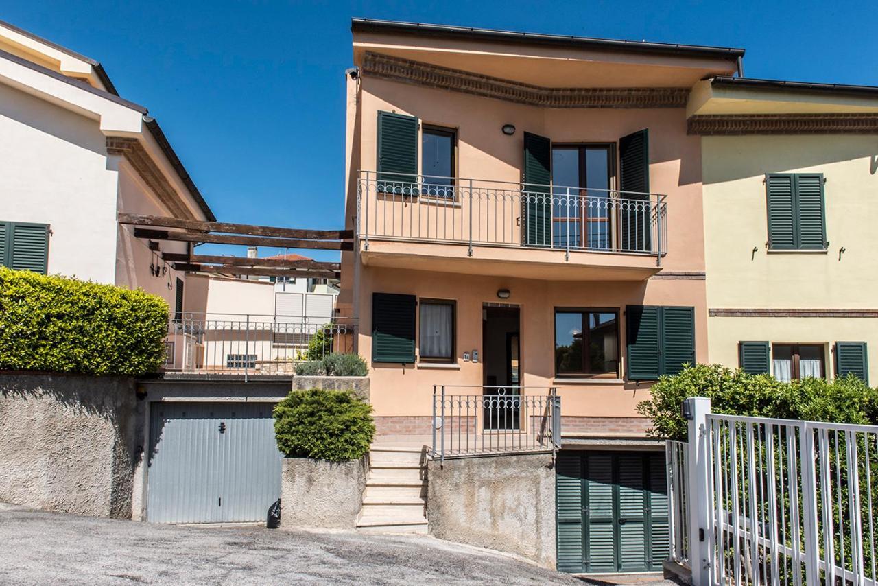 S130 - Sirolo, Deliziosa Villetta Con Terrazzo Luaran gambar
